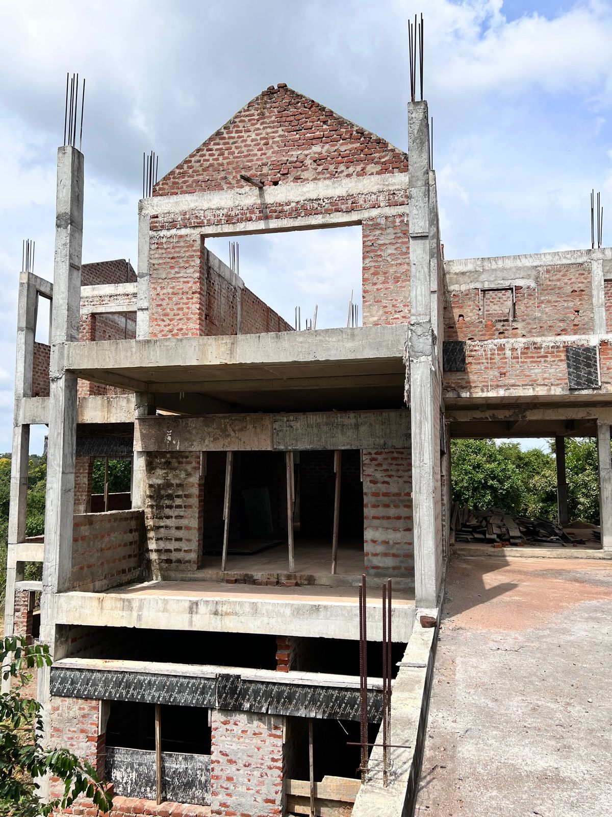 HALF-COMPLETED VILLA FOR SALE IN SIGIRIYA