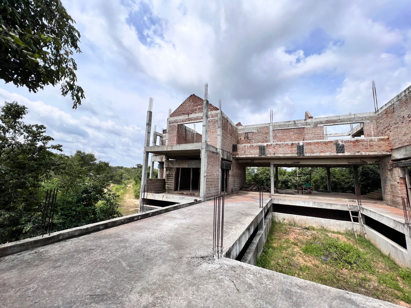 HALF-COMPLETED VILLA FOR SALE IN SIGIRIYA