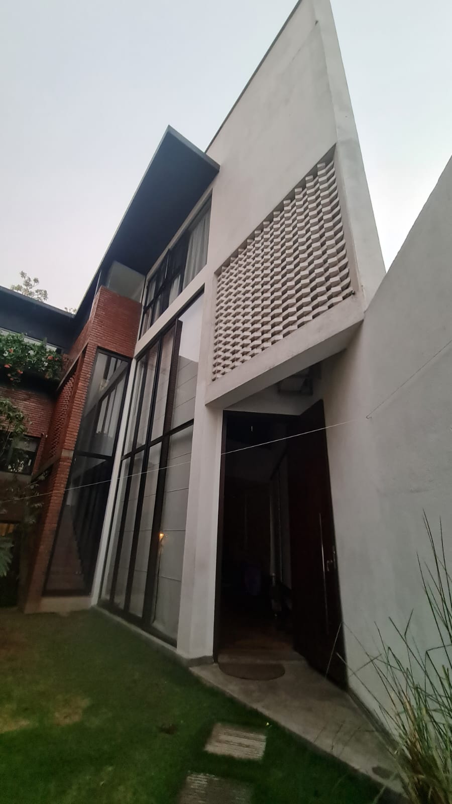 ARCHITECTURALLY DESIGNED HOUSE FOR SALE IN RAJAGIRIYA