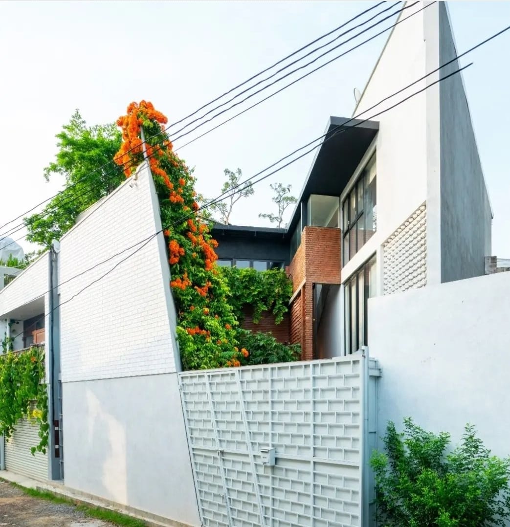 ARCHITECTURALLY DESIGNED HOUSE FOR SALE IN RAJAGIRIYA