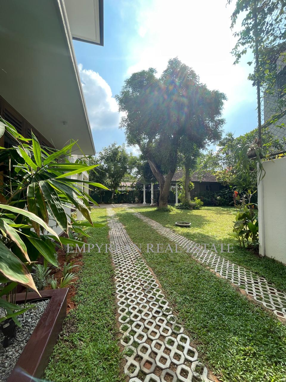 LUXURY COLONIAL HOUSE ON A LARGE 34 PERCH LAND FOR RENT